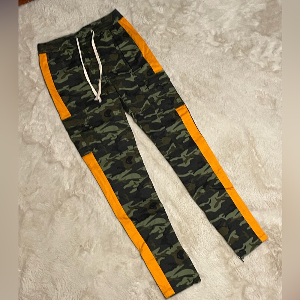 KAYDEN K mens side strip camo joggers. EUC